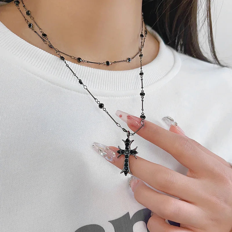 Black Crystal Cross – Trendige Damenkette