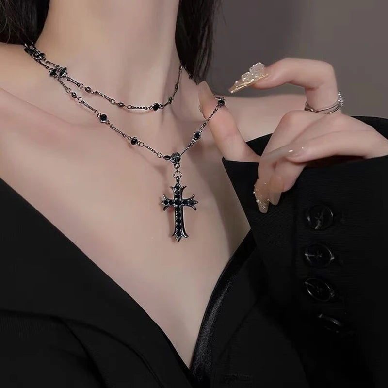 Black Crystal Cross – Trendige Damenkette