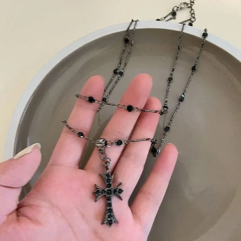 Black Crystal Cross – Trendige Damenkette