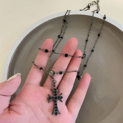 Black Crystal Cross – Trendige Damenkette