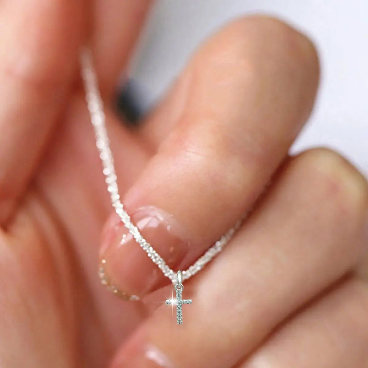 Elegante Kreuzhalskette – 925 Silber mit Zirkon