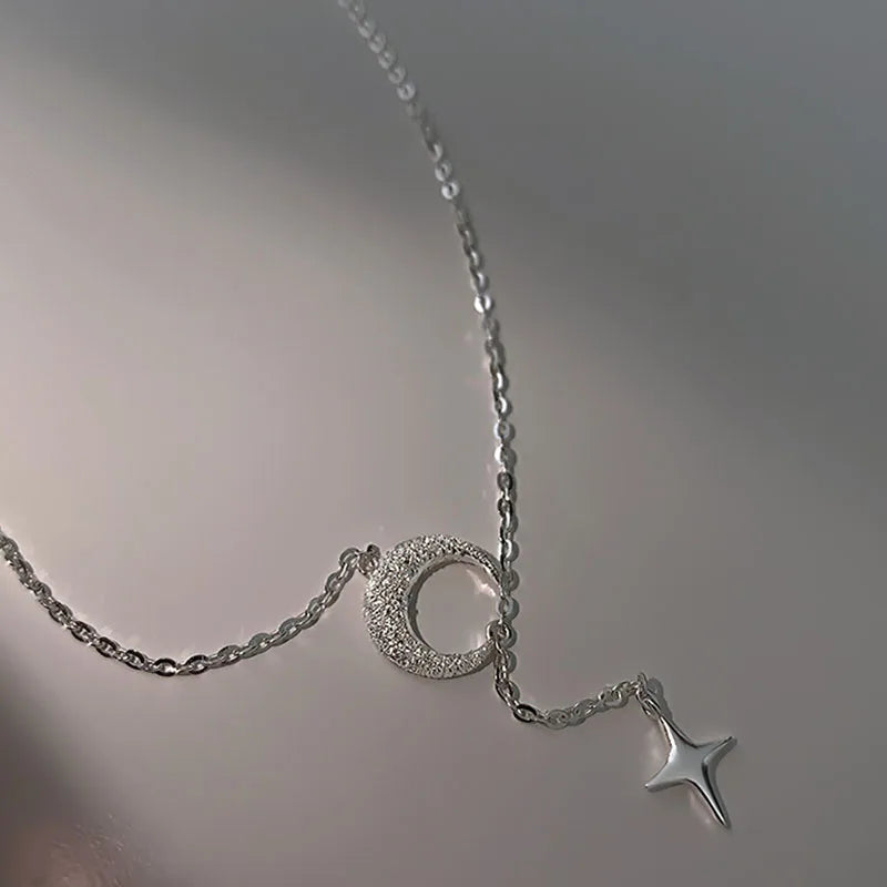 Silberkette mit Zirkon – Mond und Stern als stilvoller Anhänger