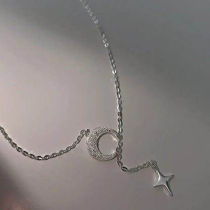 Silberkette mit Zirkon – Mond und Stern als stilvoller Anhänger