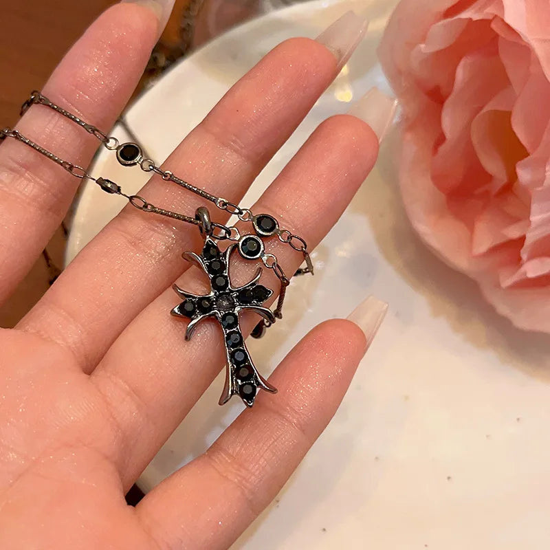 Black Crystal Cross – Trendige Damenkette